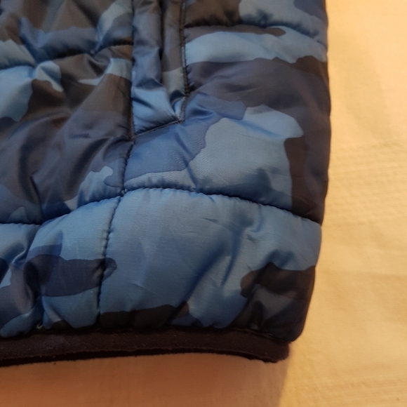 Under Armour YXL Cold Gear blue camo jacket has cosmetic defects - Picture 2 of 9